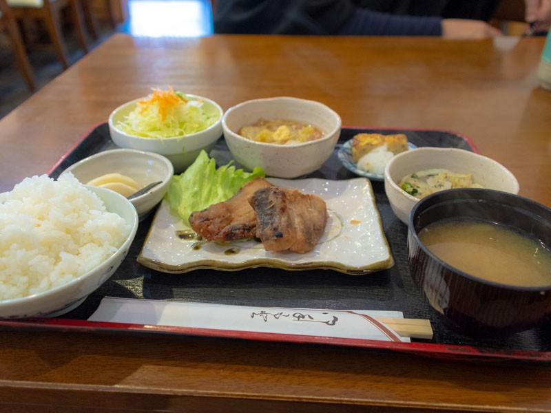 【１１：３０】地元の人に人気の定食屋「じわもんや」でランチ