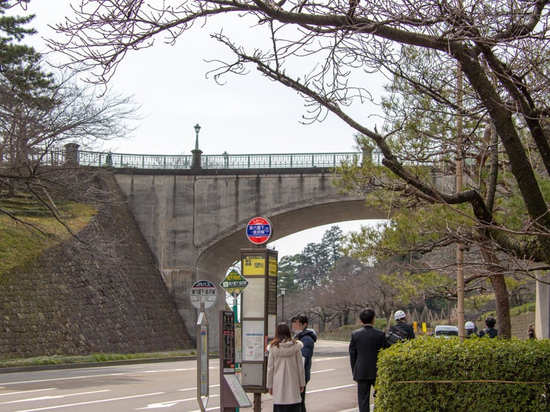 【１３：００】兼六園下バス停に到着