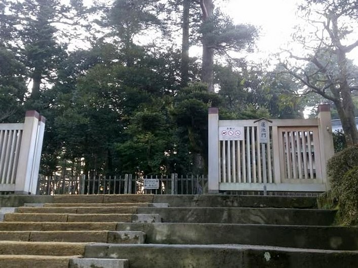 【６：３０】いざ、「兼六園」へ。蓮池門口から中へ入ります。