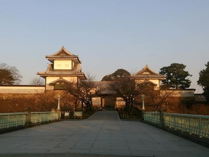 【６：５０】「金沢城公園」へ。石川橋を渡って、石川門から入ります。