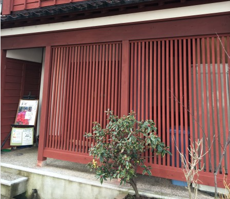 【9:00】静かにたたずむ紅殻格子の古民家カフェ「素都」で、まずはモーニング