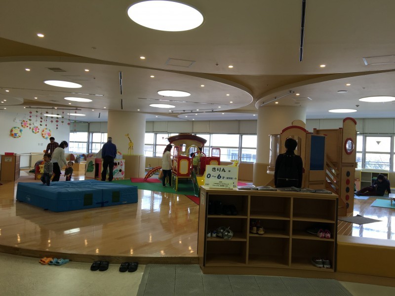 【11:30】子どもたちが大はしゃぎ！街中のちびっこ広場でパパ、ママと一緒に遊ぼう