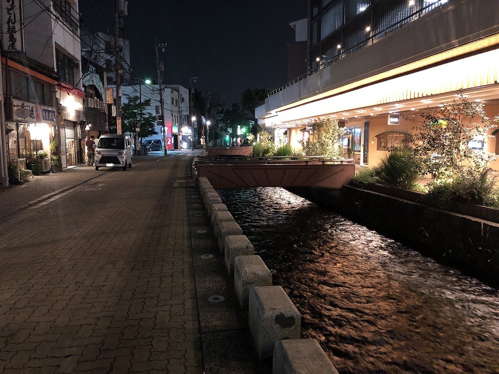 【２０：５０】ちょっと休憩。せせらぎ通りで少しお散歩