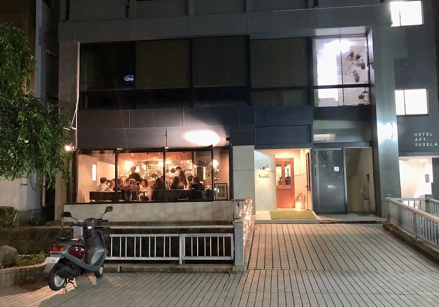 【２１：００】「ルロワと満月とワイン。」にてオシャレに餃子とビール♪