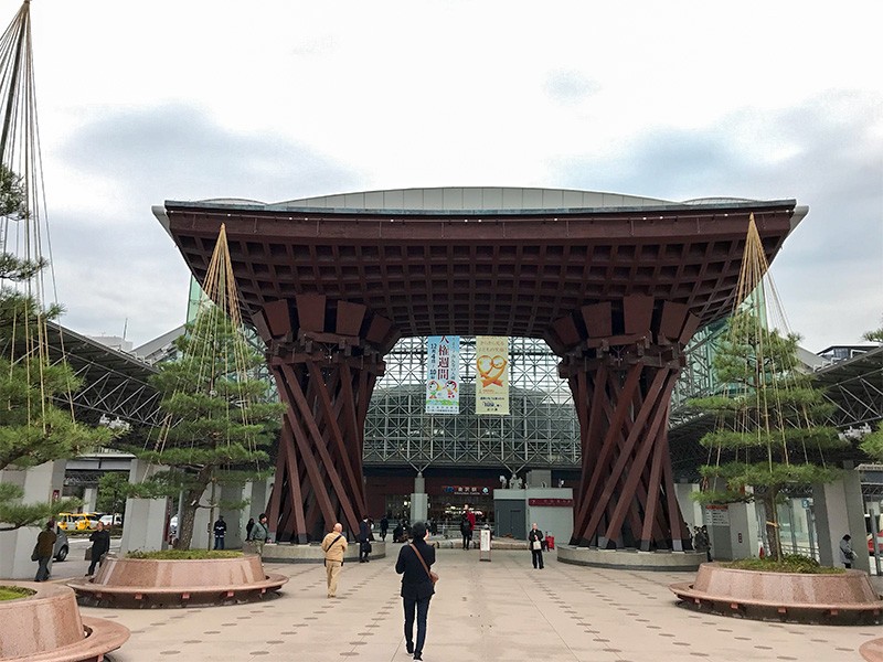 【９：３０】金沢駅のクロマツの「雪つり」からスタート