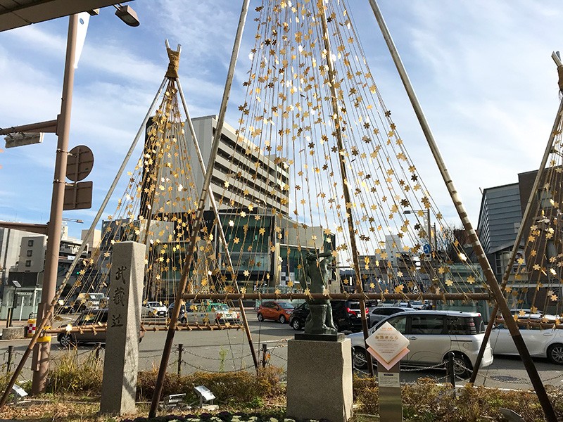 【９：５０】武蔵ヶ辻のエムザ前にある「雪吊り」を模した「金箔きらら」