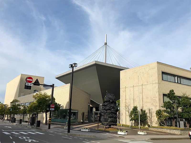 【１０：１０】雪吊りを模した屋根のある金沢市文化ホール