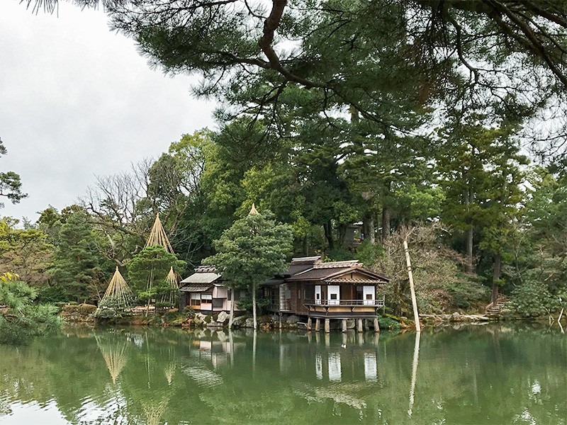 【１４：３０】兼六園内の「内橋亭」で雪吊りを眺めながらの一服