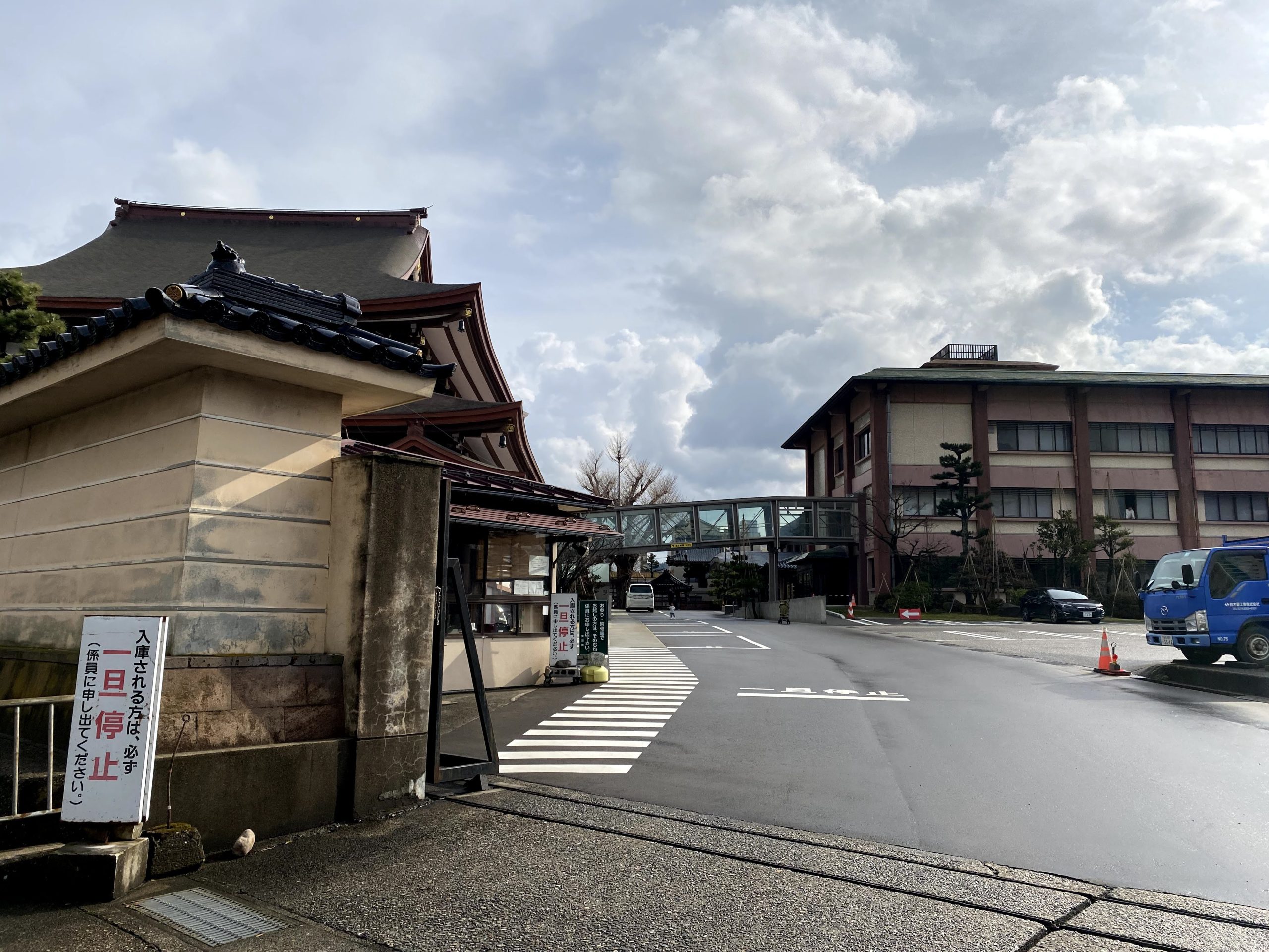 横安江町商店街にある、荘厳な佇まいの「金沢東別院」に到着