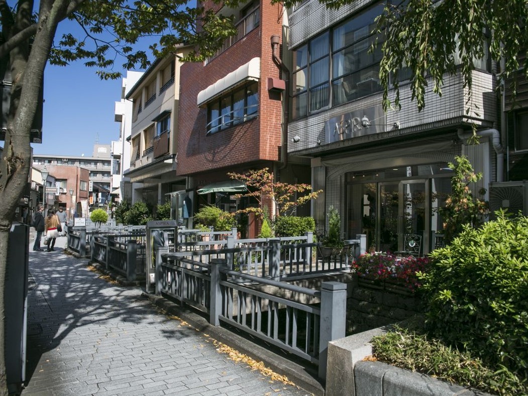 【１４：００】用水路に沿った街がヨーロッパみたいでオシャレな「せせらぎ通り」