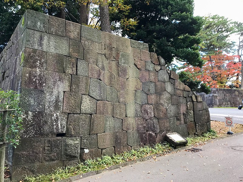【１４：００】防火の願いが込められた土橋門の亀甲石