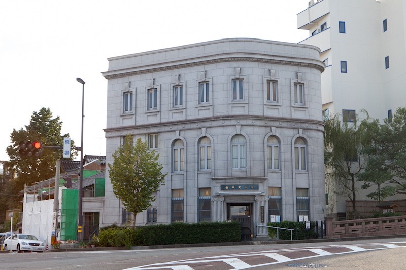 【１３：４５】橋場町交差点で目を引くレトロな建物、「金沢文芸館」へ