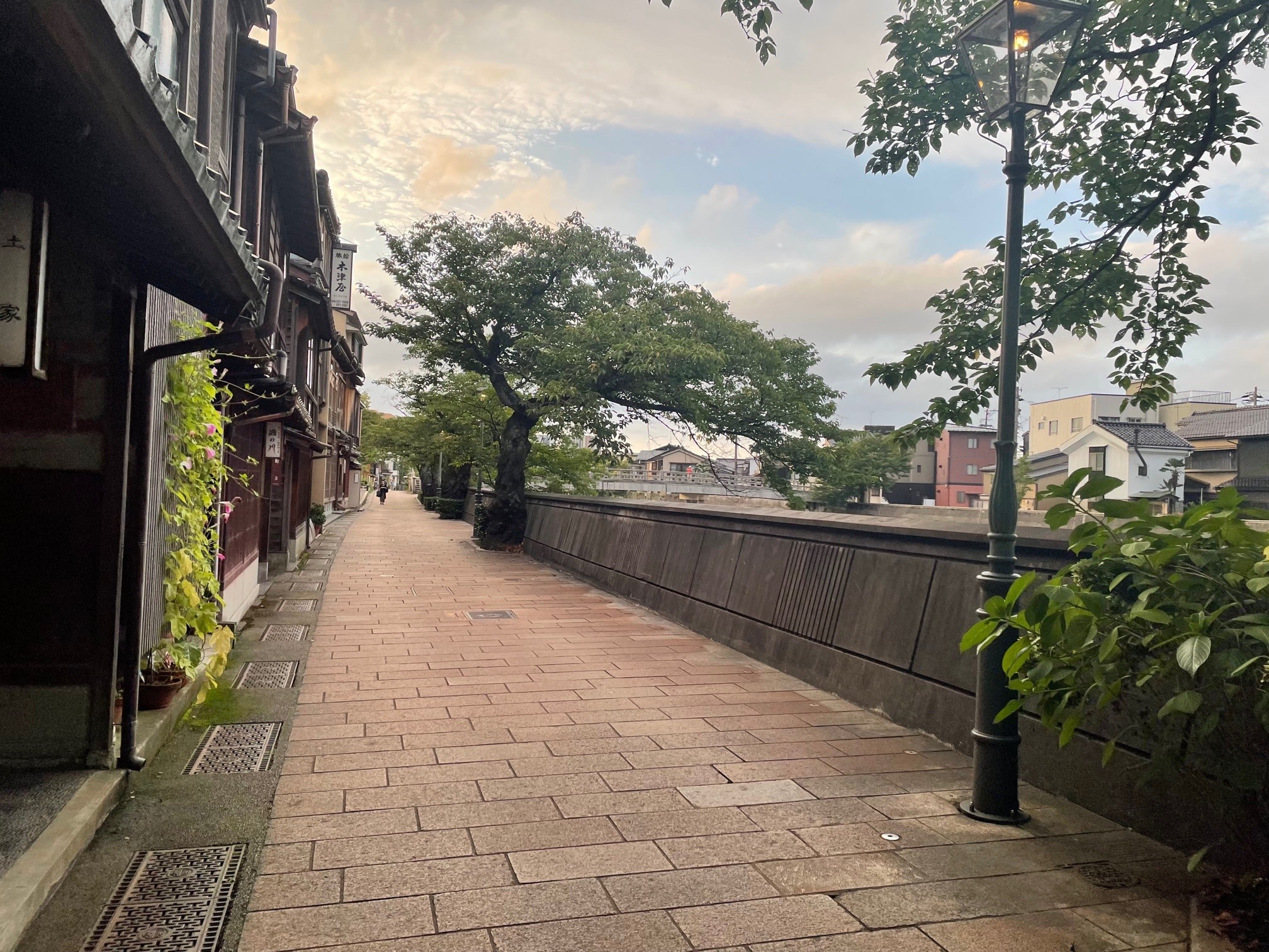 【１６：３０】主計町の「中の橋」まで散歩♪夕暮れ時の雰囲気が素敵ですよ