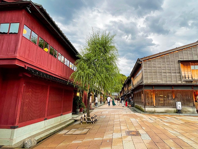 金沢屈指の人気観光地「ひがし茶屋街」でお茶屋建築&金箔づくし!