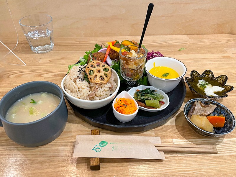 【１２：３０】『家庭料理と野菜マルシェ 畑の子』で新鮮野菜たっぷりランチ